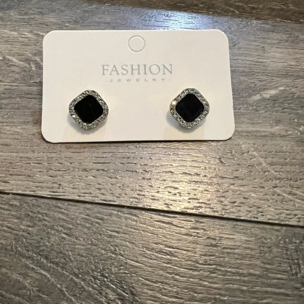 Pair‎ of Fashion Jewelry Earrings NEW